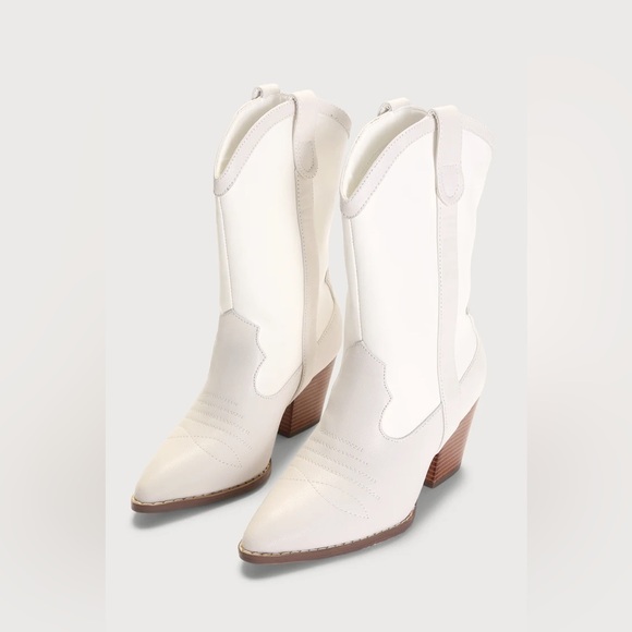 White pointed toe mid calf western boots. Size 6. EUC. Worn 1x. - Picture 2 of 12